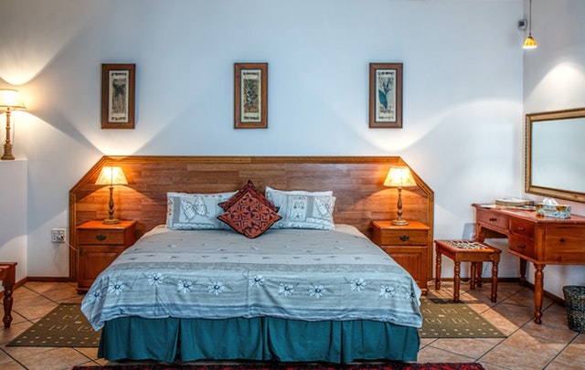 ložnice s manželskou postelí v rustikálním provedení