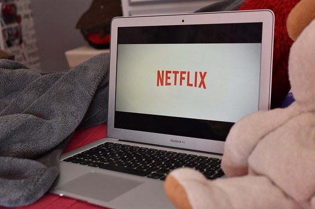 notebook, kde je zobrazeno logo Netflixu