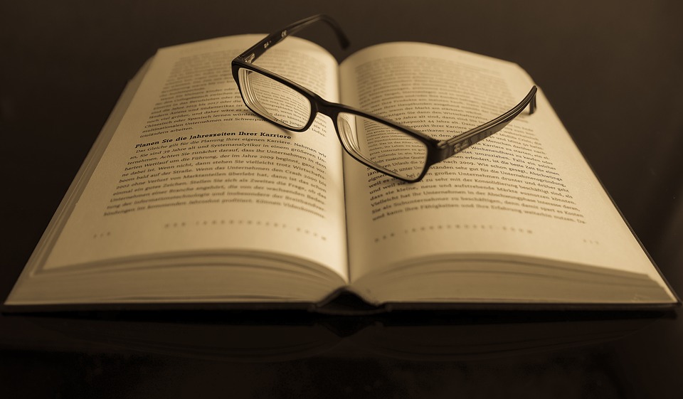 Brýle ležící na knize